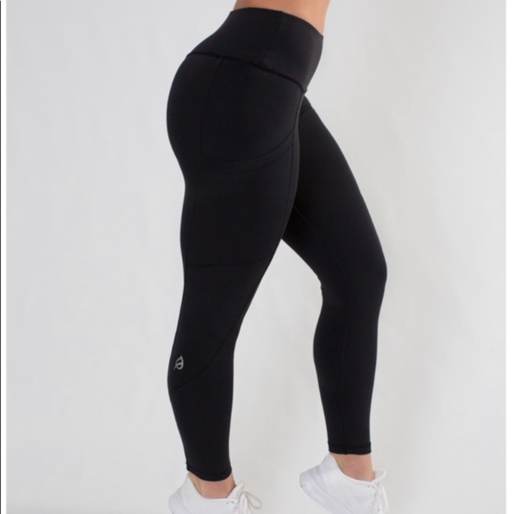 SOLD***P’tula Black legging “The Sami”